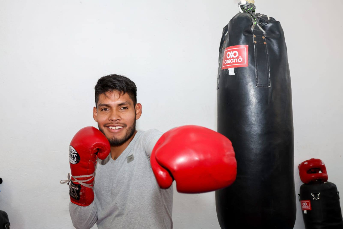 Victor “Pintor” Albino, estudiante de la UAEMéx, destaca en el boxeo profesional y en las aulas